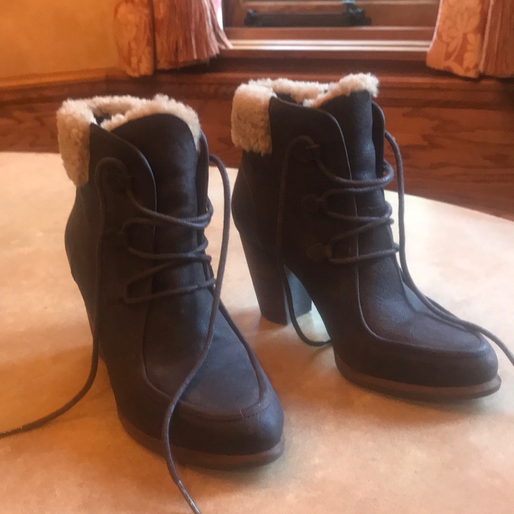 Ugh ankle boot, with sheepskin. Never worn